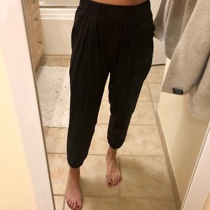 Lululemon Flowy Joggers (NEVER WORN)